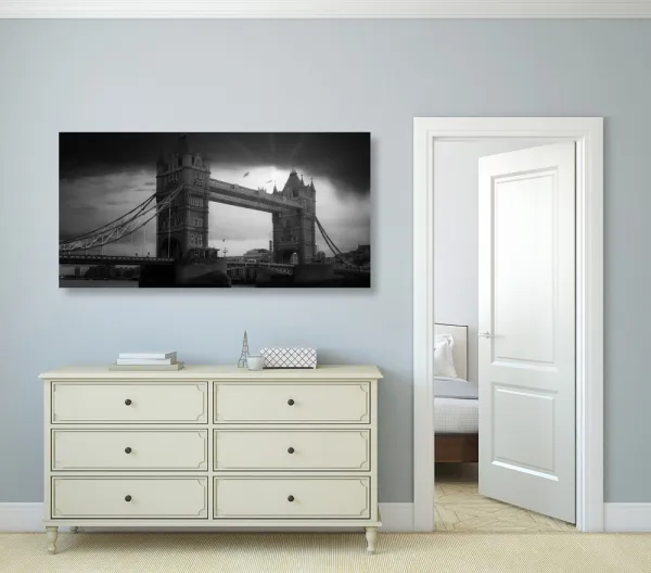 Obraz západ slnka nad Tower Bridge v čiernobielom prevedení