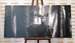Obraz jeleň v lese v čiernobielom prevedení