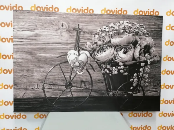 Obraz čiernobiele kvety vo vintage váze