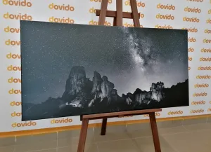 Obraz hviezdna obloha nad skalami v čiernobielom prevedení
