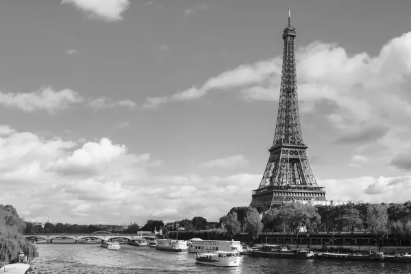 Obraz nádherná panoráma Paríža v čiernobielom prevedení