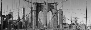 Obraz most Manhattan v New Yorku v čiernobielom prevedení