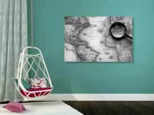 Obraz čiernobiela mapa sveta s lupou
