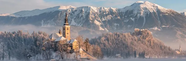 Obraz kostol pri jazere Bled v Slovinsku
