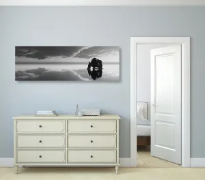 Obraz skala pod oblakmi v čiernobielom prevedení