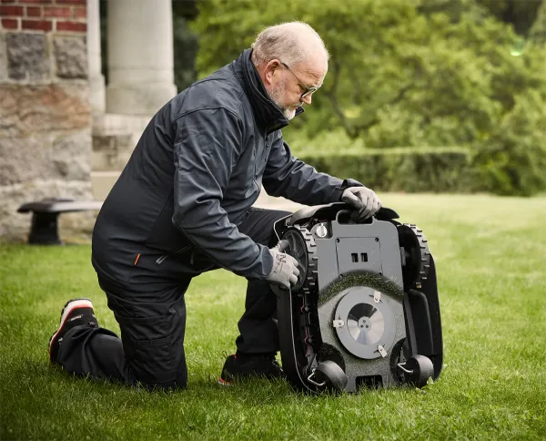 Cramer RM2700 – robotická kosačka