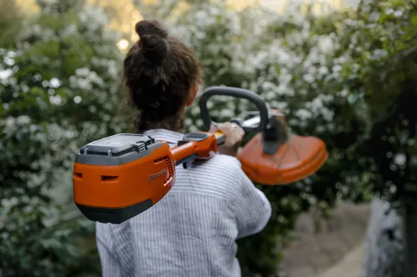 Akumulátorový vyžínač HUSQVARNA 110iL bez akumulátora a nabíjačky