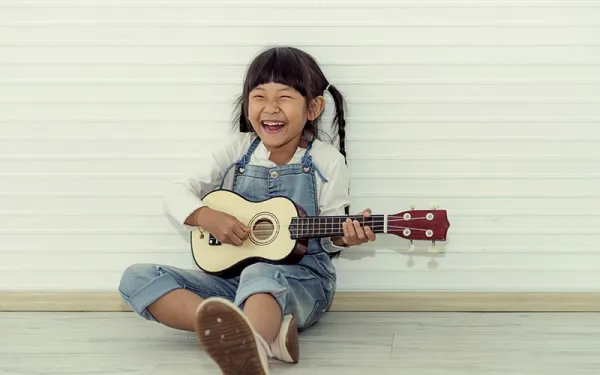Detská drevená gitara ukulele so 4 nylonovými strunami