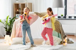 Detská drevená gitara, kovové struny, ružová