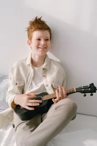 Detská drevená gitara ukulele so 4 nylonovými strunami