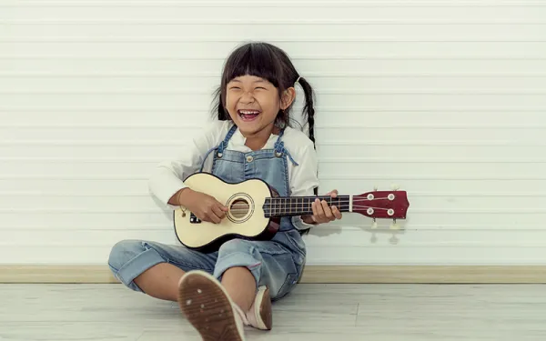 Detská drevená gitara ukulele so 4 nylonovými strunami