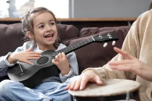 Detská drevená gitara ukulele so 4 nylonovými strunami