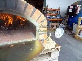 Pizza pec LISA 100 s komínom vpredu izolovaná