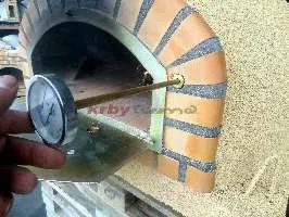 Pizza pec LISA 100 s komínom vpredu izolovaná