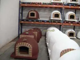 Pizza pec LISA 100 s komínom vpredu izolovaná