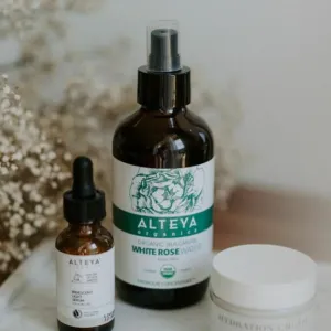 Ružová voda z bielej ruže Alteya Organics v skle 240 ml
