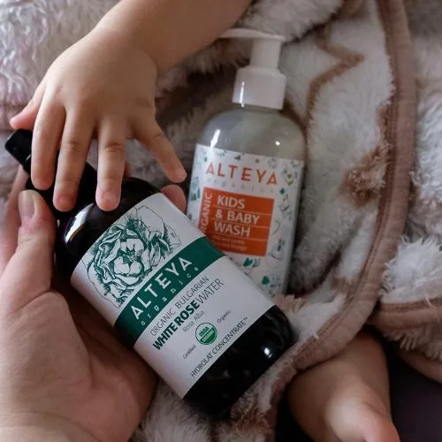 Ružová voda z bielej ruže Alteya Organics v skle 240 ml