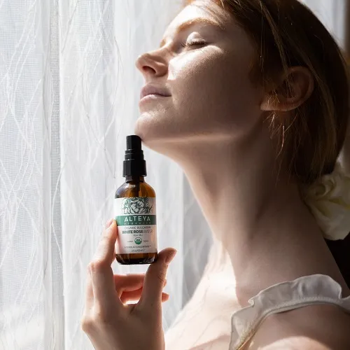 Ružová voda z bielej ruže Alteya Organics v skle 60 ml