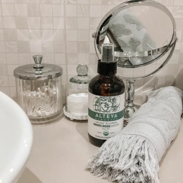 Ružová voda z bielej ruže Alteya Organics v skle 120 ml