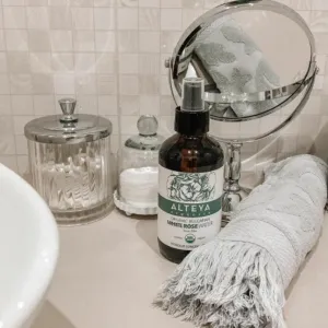 Ružová voda z bielej ruže Alteya Organics v skle 120 ml