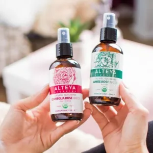 Ružová voda z bielej ruže Alteya Organics v skle 120 ml