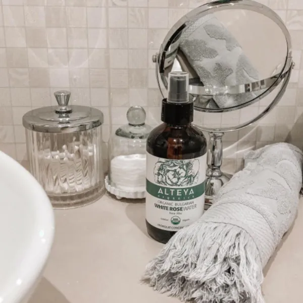 Ružová voda z bielej ruže Alteya Organics v skle 120 ml