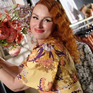 Šaty s prekrížením a potlačou Marylin Feltz