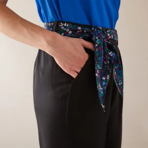 Úzke jednofarebné nohavice s opaskom