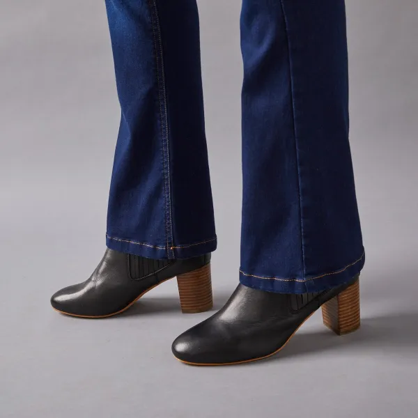 Strečové bootcut džegíny pre nižšiu postavu