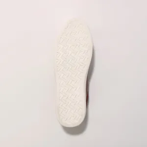Tenisky so zlatými detailmi, efekt 2 materiálov