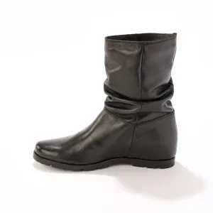 Kožené nízke čižmy so skladmi a klinovou stielkou, čierne