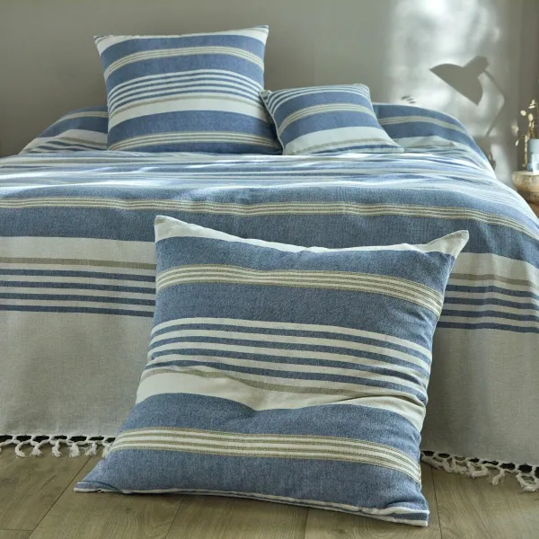 Pruhovaná ručne tkaná bavlnená prikrývka alebo obliečka na vankúš
