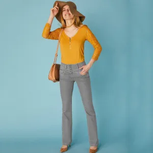 Bootcut džínsy s vysokým pásom pre vyššiu postavu