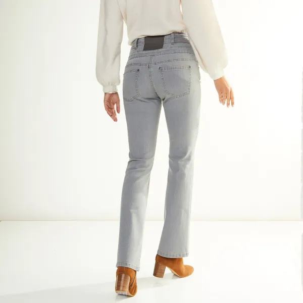 Bootcut džínsy s vysokým pásom pre nižšiu postavu