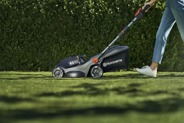 Akumulátorová kosačka na trávu HUSQVARNA Aspire™ LC34-P4A s akumulátorom a nabíjačkou