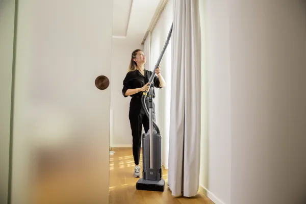 Kärcher - Batériový vysávač s elektrickou kefou CV 30/2 Bp Adv 1.023-206.0