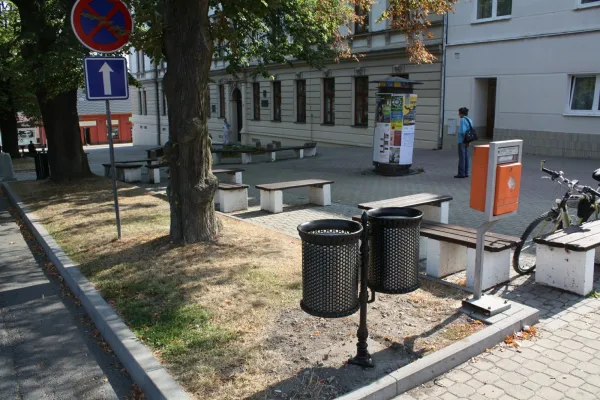 ODPADKOVÝ KÔŠ 1 , LIATINOVÝ NA OZDOBNOM STĹPIKU