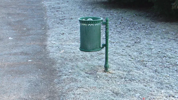 ODPADKOVÝ KÔŠ 1 , LIATINOVÝ NA OZDOBNOM STĹPIKU