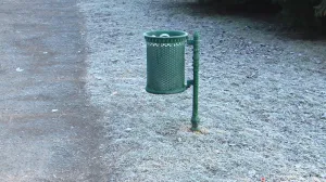ODPADKOVÝ KÔŠ 1 , LIATINOVÝ NA OZDOBNOM STĹPIKU