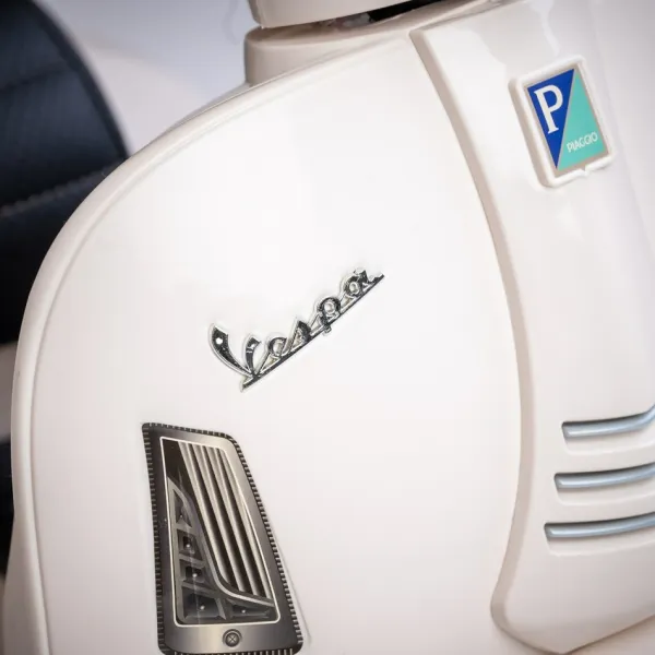 Baby Mix Detská elektrická motorka Vespa, biela