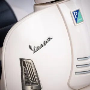 Baby Mix Detská elektrická motorka Vespa, biela