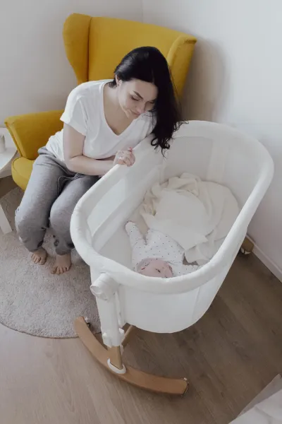 PETITEMARS PETITE&MARS Postieľka detská polohovateľná s funkciou kolísky Glory 2v1
