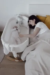 PETITEMARS PETITE&MARS Postieľka detská polohovateľná s funkciou kolísky Glory 2v1