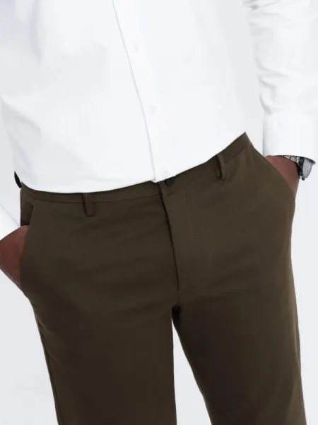 Elegantné pánske chinos nohavice s jemnou textúrou olivové