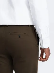 Elegantné pánske chinos nohavice s jemnou textúrou olivové