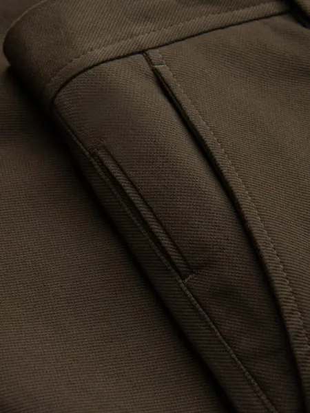 Elegantné pánske chinos nohavice s jemnou textúrou olivové