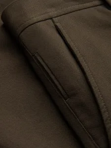 Elegantné pánske chinos nohavice s jemnou textúrou olivové