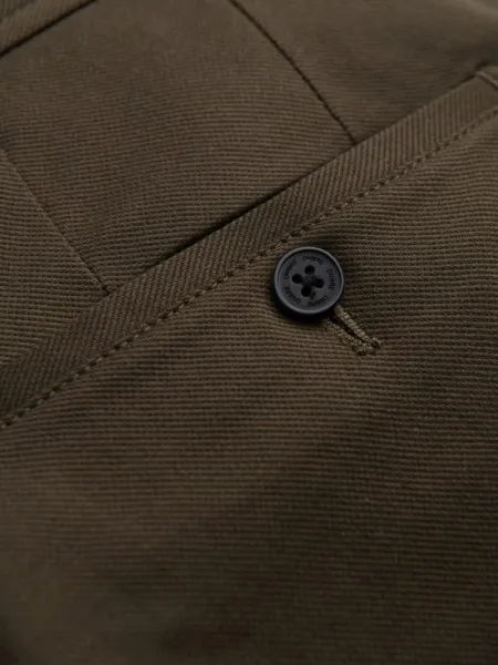 Elegantné pánske chinos nohavice s jemnou textúrou olivové