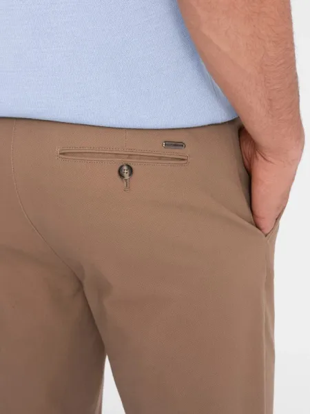 Jedinečné pánske slim fit chinos nohavice svetlo hnedé
