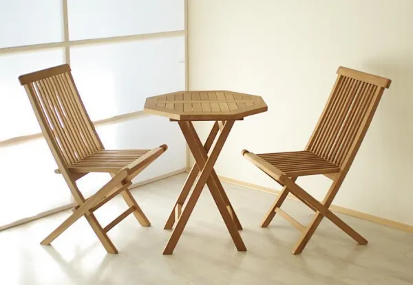 Divero Gardenay 339 Luxusný balkónový set z tíkového dreva, 1 stôl + 2 skladacie stoličky